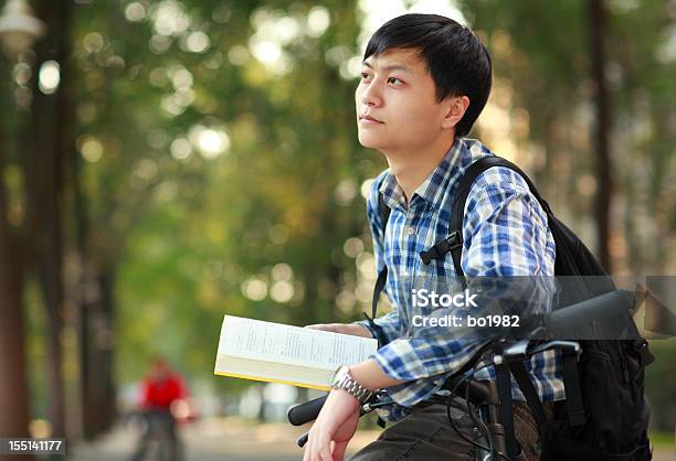 Daydreaming W Kampusie - zdjęcia stockowe i więcej obrazów Prawdziwy ludzie - Prawdziwy ludzie, Student uczelni wyższych, 18-19 lat