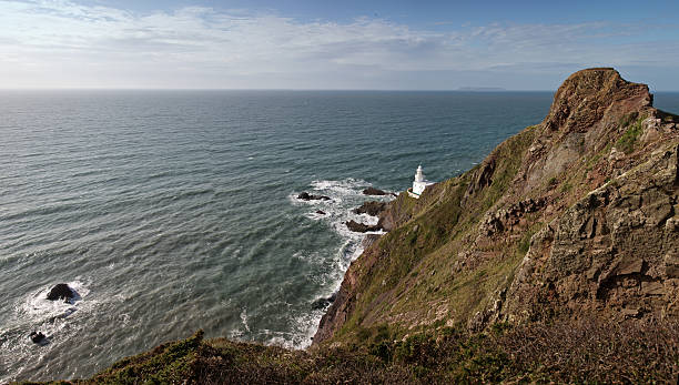 devon avec vue sur le littoral de phare sur la falaise - hartland point lighthouse photos et images de collection