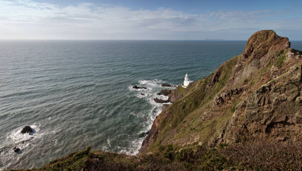 devon vista do litoral do farol de clifftop - hartland point lighthouse imagens e fotografias de stock