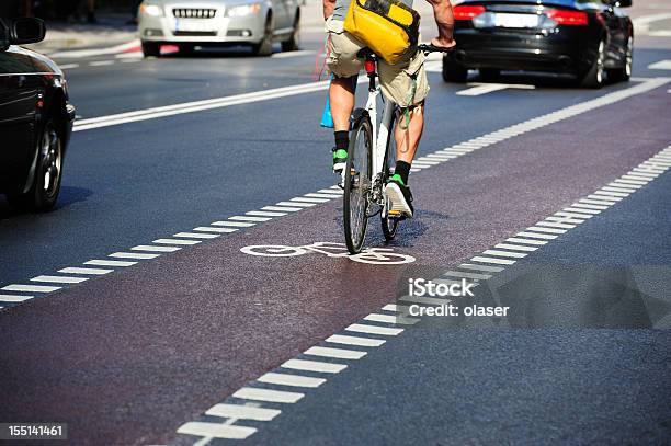 Fahrrad Straße Und Verkehr Stockfoto und mehr Bilder von Fahrradweg - Fahrradweg, Auto, Umweltschutz