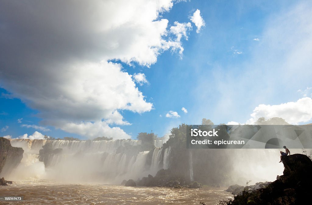 になりながら、自然の力で、イグアスの滝 - イグアス滝のロイヤリティフリーストックフォト