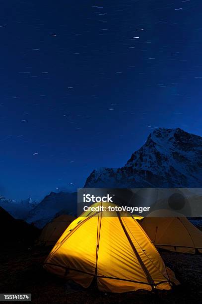 Sterne Wanderwege Gelbe Rundzelt High Camp Mountains Wilderness Himalajagebirge Stockfoto und mehr Bilder von Zelt