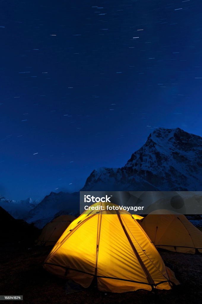 Star trails amarillo tienda de campaña en forma de cúpula el campamento Himalayas silvestre de las montañas - Foto de stock de Tienda de campaña libre de derechos