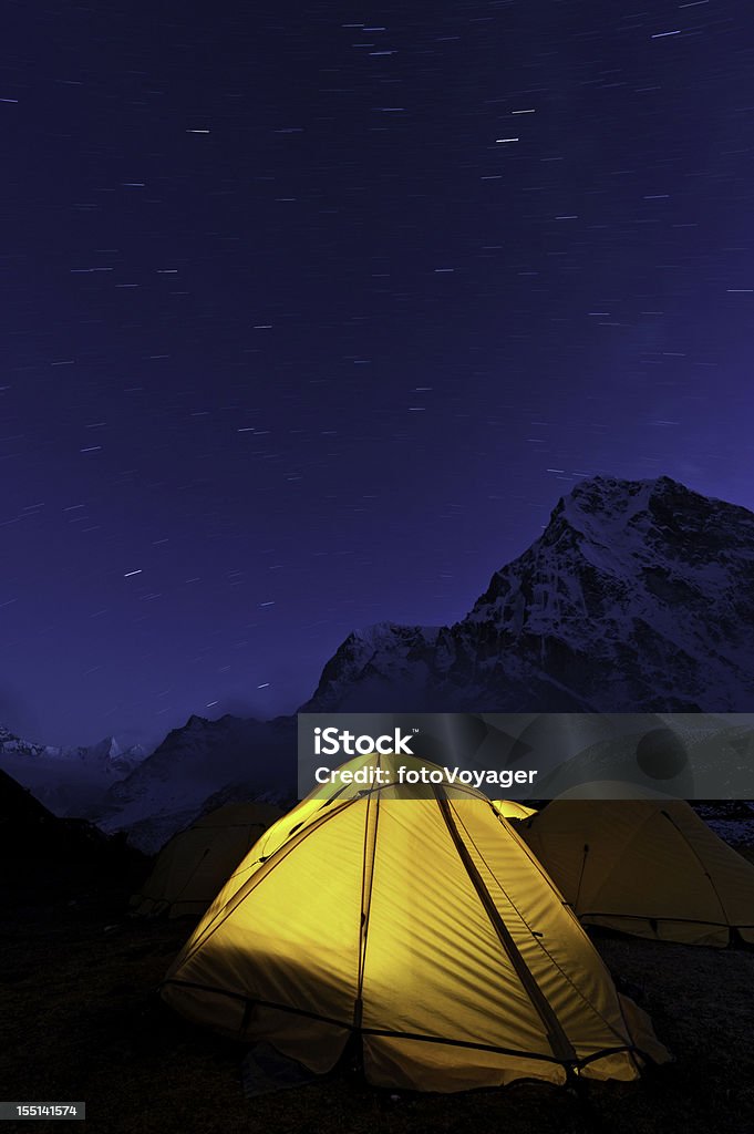 Gwiazda szlaków żółty Namiot kopułowy wysokiej camp mountain wilderness Himalaje - Zbiór zdjęć royalty-free (Namiot)