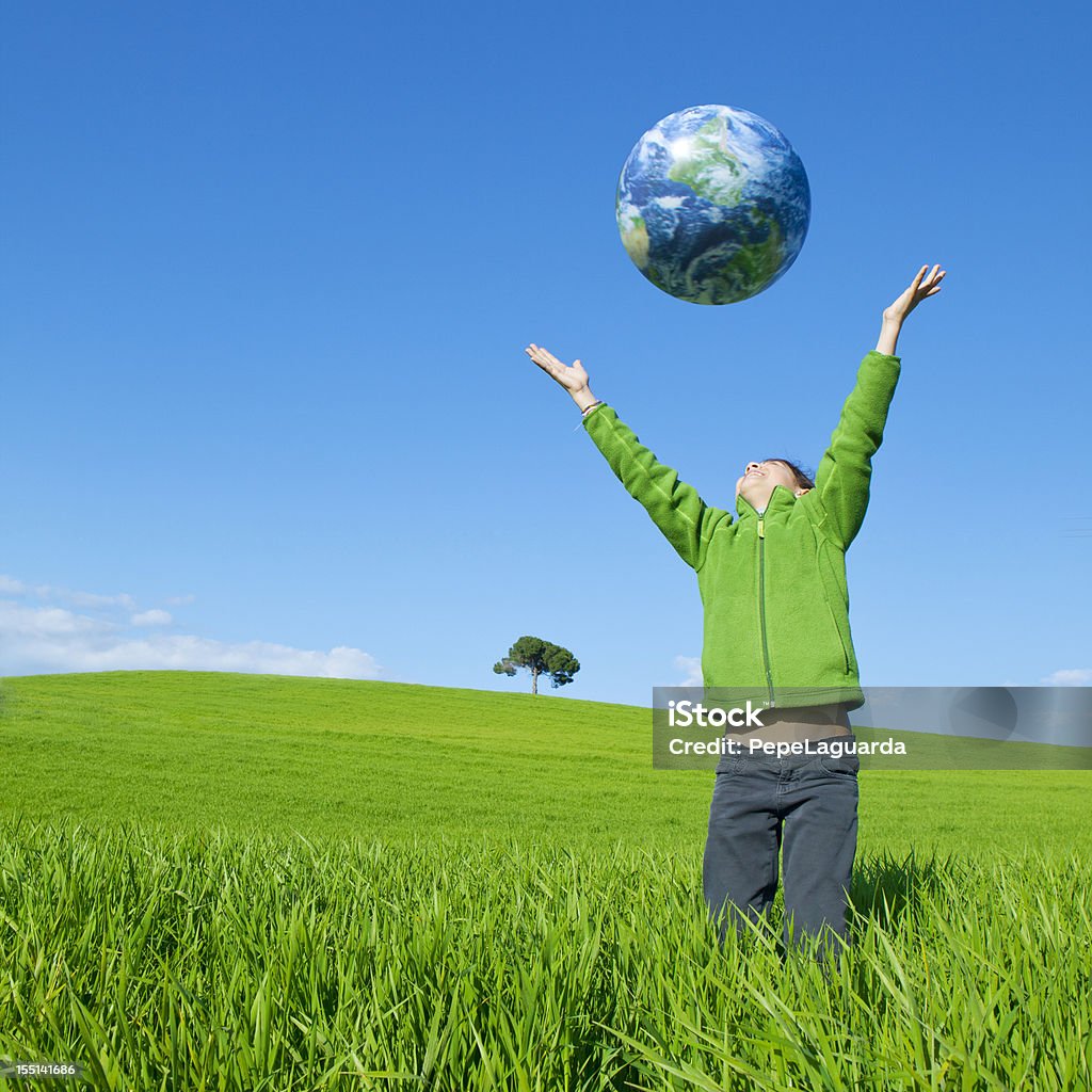Menina segurando um globo do mundo - Foto de stock de Planeta royalty-free