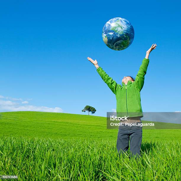 Foto de Menina Segurando Um Globo Do Mundo e mais fotos de stock de Planeta - Planeta, Criança, Dedicação