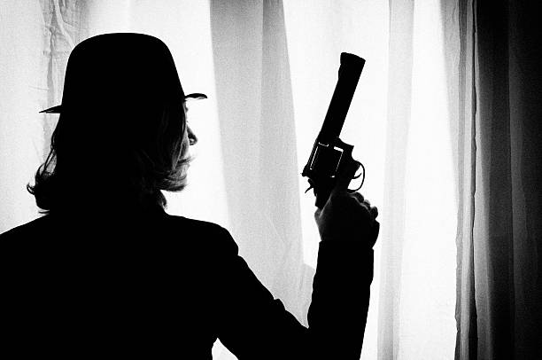 mulher com gun.retro look.black e branco. - handgun gun blue black imagens e fotografias de stock