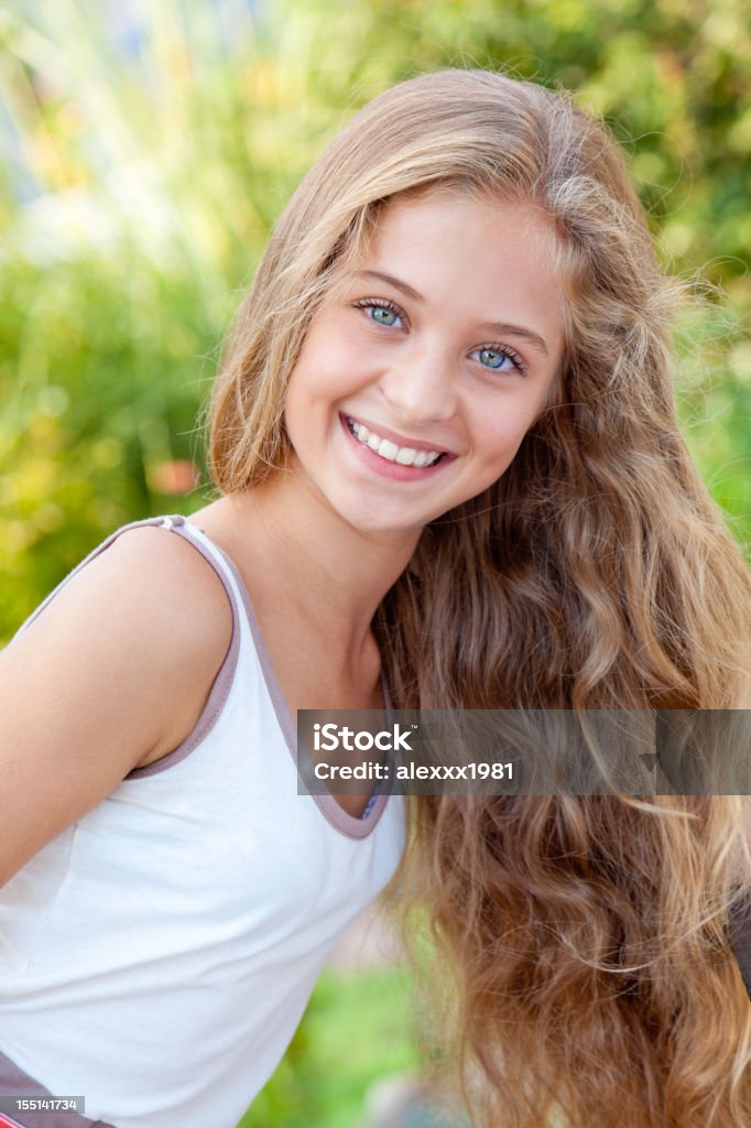 Retrato de adolescente linda garota com cabelo loiro posando ao ar livre - Foto de stock de 14-15 Anos royalty-free