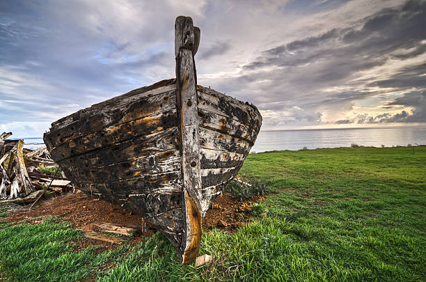 opuszczony drewniane łódź i burzliwe niebo - ship industrial ship fishing boat europe zdjęcia i obrazy z banku zdjęć