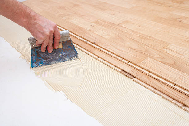 l'installazione di pavimenti in parquet - hardwood floor installing floor wood foto e immagini stock