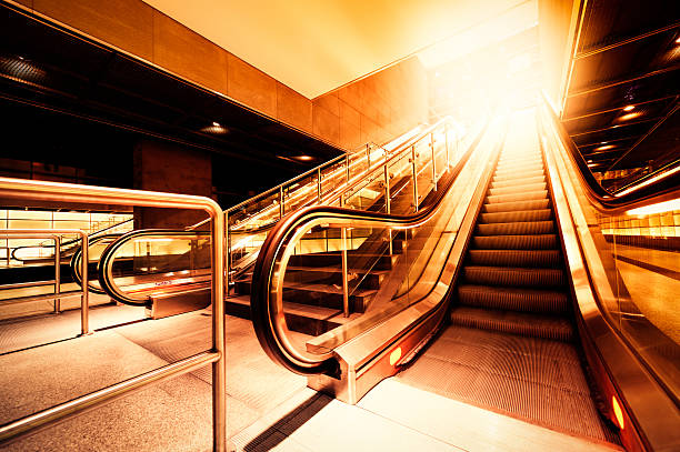эскалатор в вокзала - hinauf стоковые фото и изображения