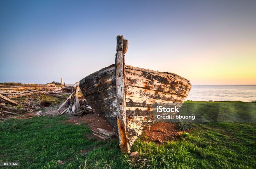 Abbandonato barca in legno al tramonto - Foto stock royalty-free di Abbandonato