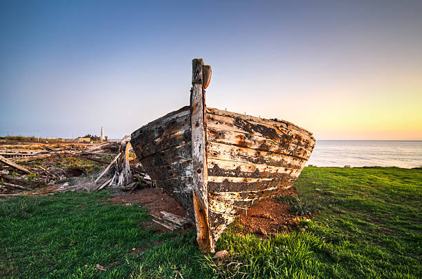 opuszczony drewniane łódź o zachodzie słońca - ship industrial ship fishing boat europe zdjęcia i obrazy z banku zdjęć