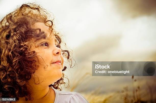 Retrato De Niño Feliz 5 Años De Edad Foto de stock y más banco de imágenes de Niño - Niño, Perfil - Vista de costado, Cara humana