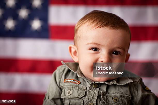 Chiudere Up Immagine Patriottica Bambino Con Bandiera Americana - Fotografie stock e altre immagini di Bebé