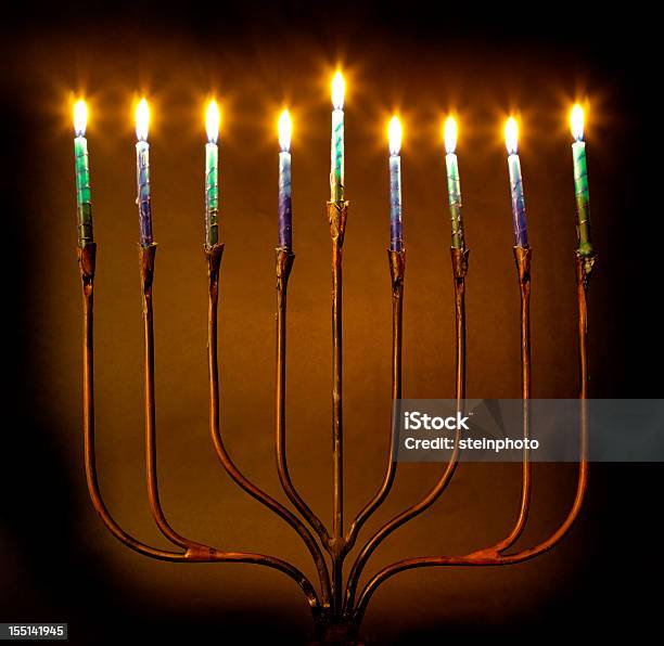 Hanukkah Menorah Candele - Fotografie stock e altre immagini di Hanukkah - Hanukkah, Bruciare, Candela - Attrezzatura per illuminazione