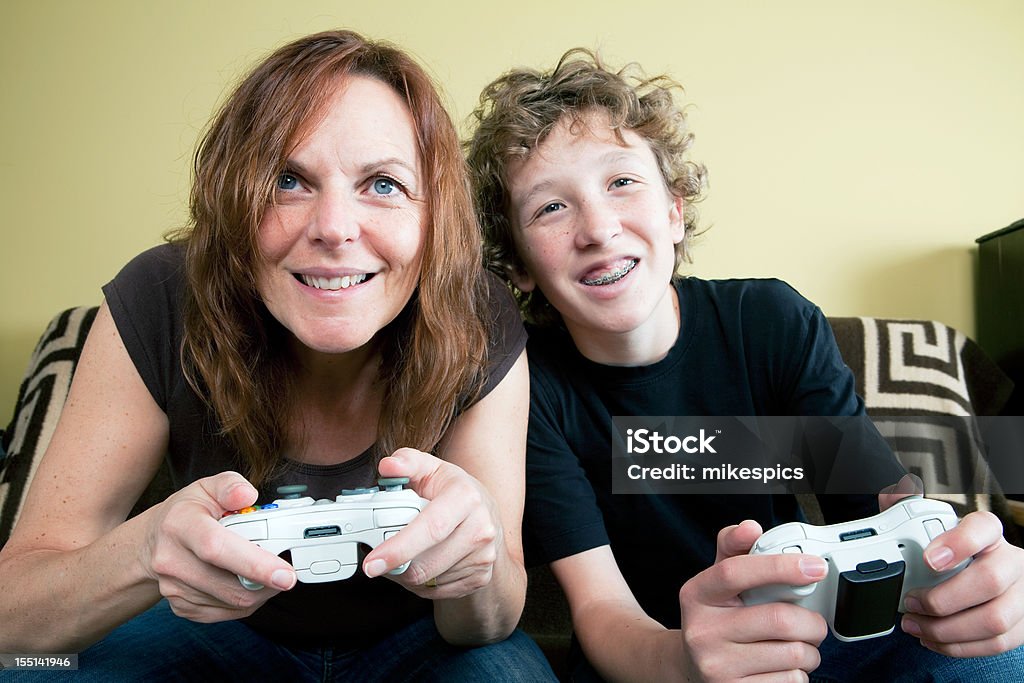 Mãe desafios seu filho em um jogo de vídeo. - Foto de stock de Videogame royalty-free