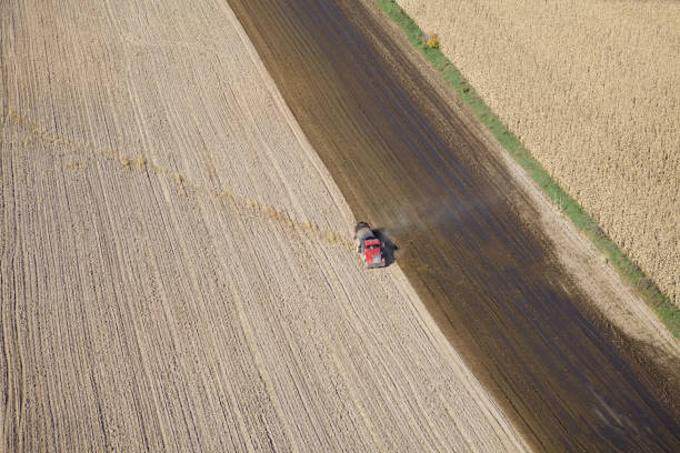 lisier pourrait s'étaler sur récoltés cornfield vue aérienne - spreader photos et images de collection