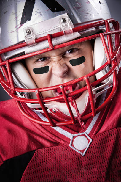 intenso retrato de la pequeña liga de fútbol americano - youth league american football childhood helmet fotografías e imágenes de stock