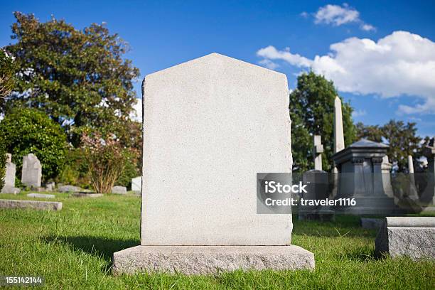 Blank Tombstone - Fotografias de stock e mais imagens de Lápide - Lápide, Cemitério, Sepultura - Cemitério