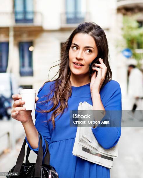 Mulher Ocupada - Fotografias de stock e mais imagens de 25-29 Anos - 25-29 Anos, A caminho, A usar um telefone