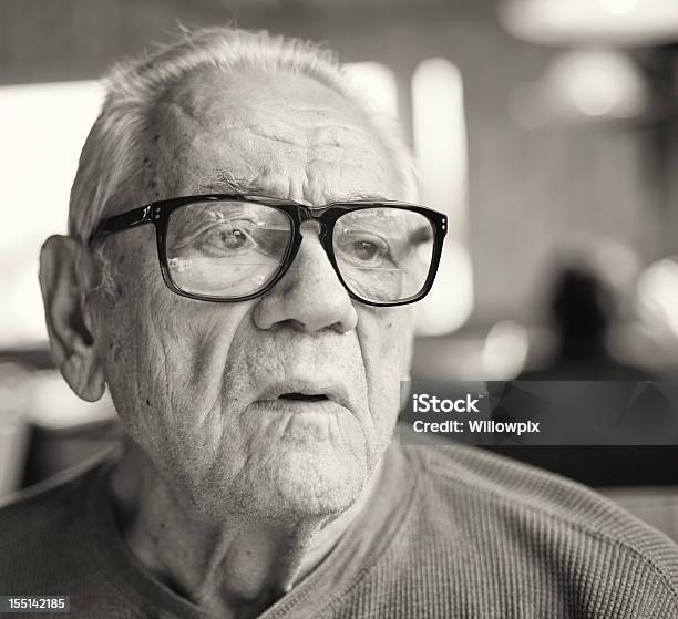 高齢者で話している男性 - 祖父のストックフォトや画像を多数ご用意 - 祖父, 1人, 80代