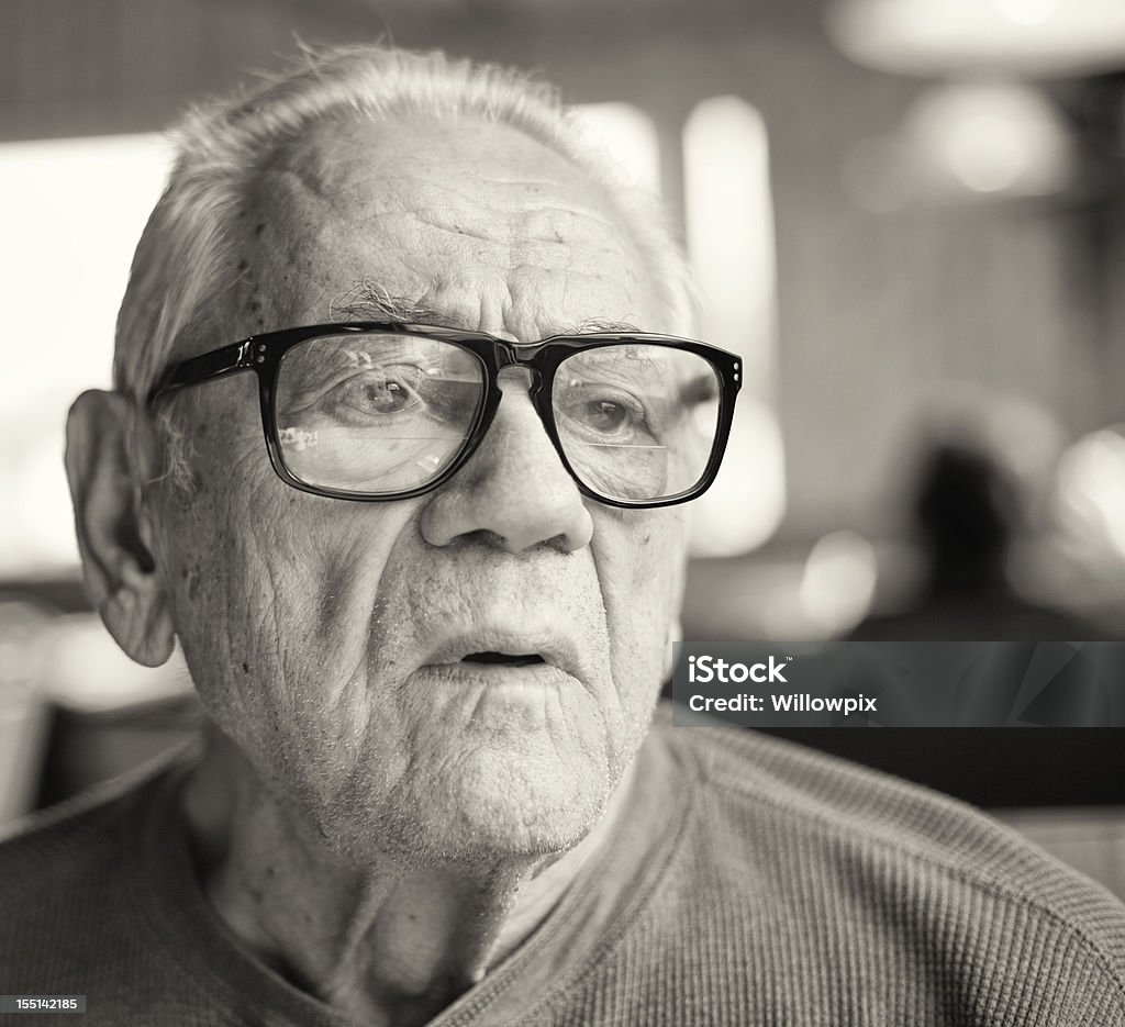 Starszy mężczyzna rozmowy - Zbiór zdjęć royalty-free (Dziadek)