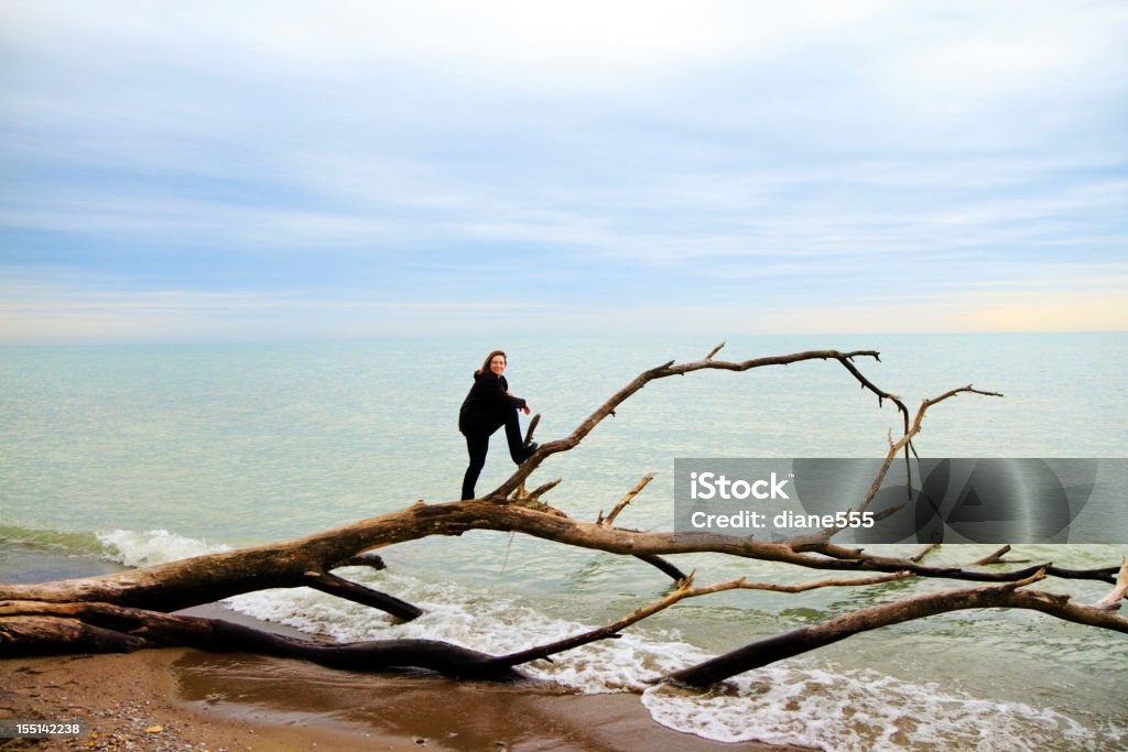 Mulher em pé na árvore da água - Royalty-free Adulto Foto de stock