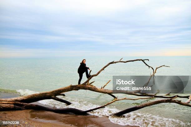 Mulher Em Pé Na Árvore Da Água - Fotografias de stock e mais imagens de Adulto - Adulto, Ao Ar Livre, Canadá