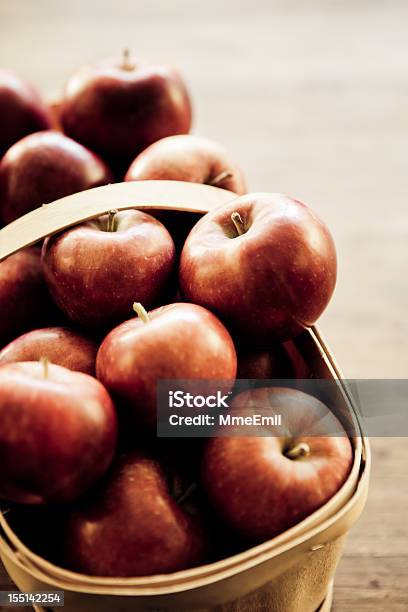 Applekorb Stockfoto und mehr Bilder von Apfel - Apfel, Behälter, Dunkel