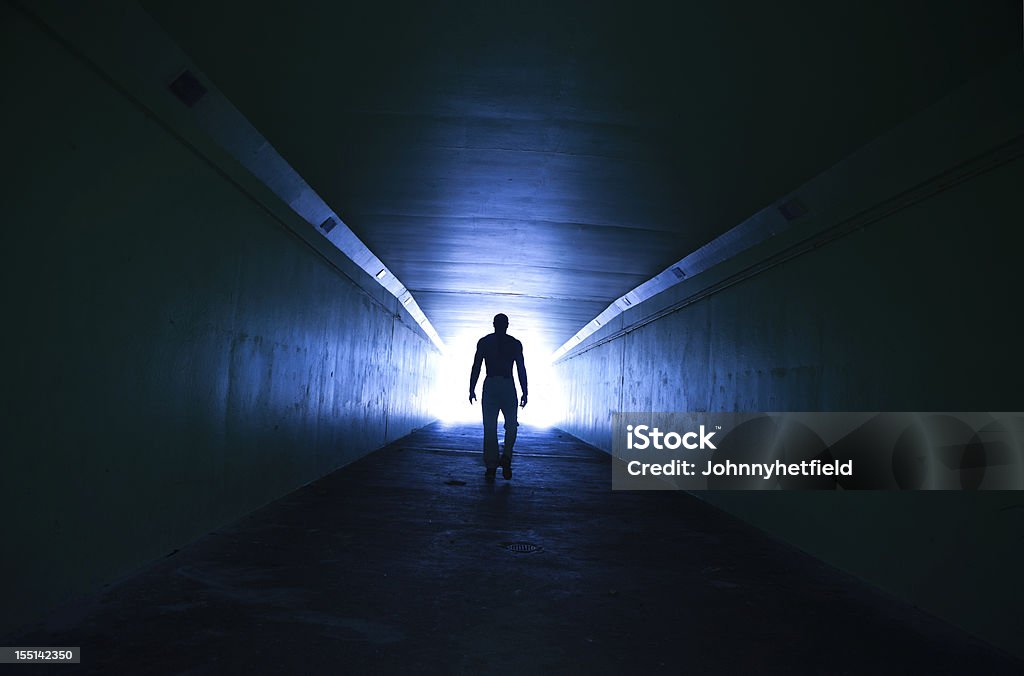 Homem solitário andar através do túnel - Royalty-free Túnel Foto de stock