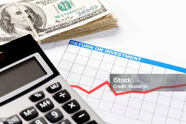 Photo libre de droit de Perspectives Dinvestissement Style Rising Diagramme Calculatrice Et De Largent banque d'images et plus d'images libres de droit de Affaires