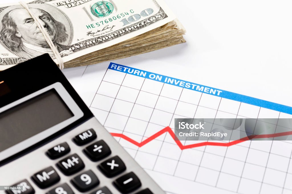 Investimento prospect look: Crescente grafico, Calcolatrice e denaro - Foto stock royalty-free di Abbondanza