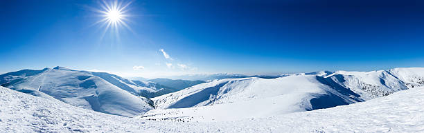 montanhas de inverno paisagem. - dragobrat imagens e fotografias de stock