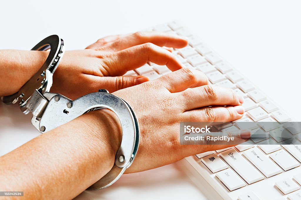 Hände gebunden zu schreiben nicht frei auf computer in Handschellen - Lizenzfrei Zensur Stock-Foto
