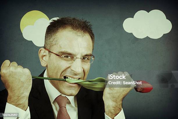 Hombre Con Flores Entre Sus Dientes De Estilo Vintage Foto de stock y más banco de imágenes de Actividad romántica