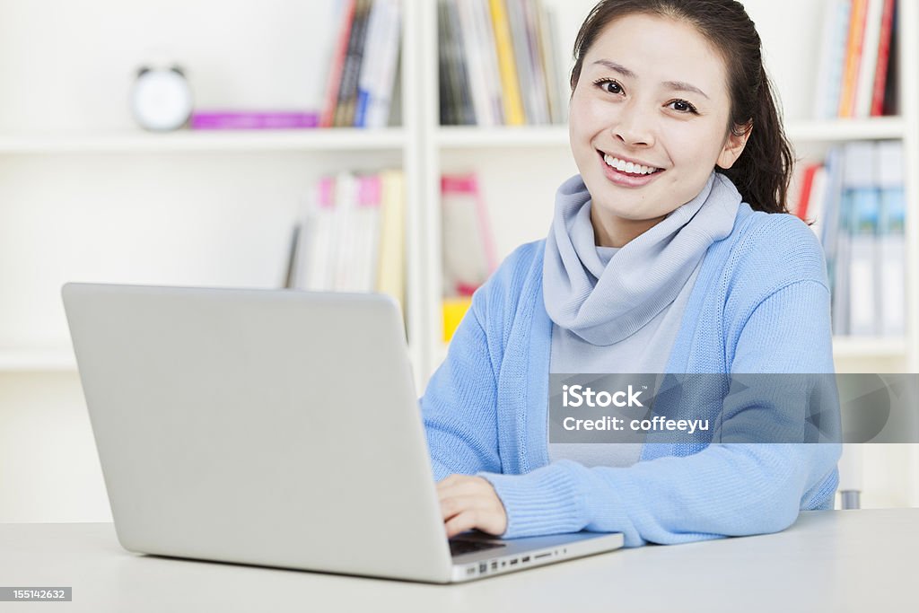 Молодая Азиатская Деловая женщина, работающая с ноутбуком - Стоковые фото Пользоваться компьютером роялти-фри