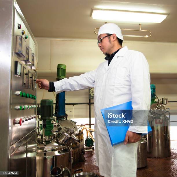 Photo libre de droit de Technicien Travaillant En Laboratoire Pharmaceutique banque d'images et plus d'images libres de droit de Japonais