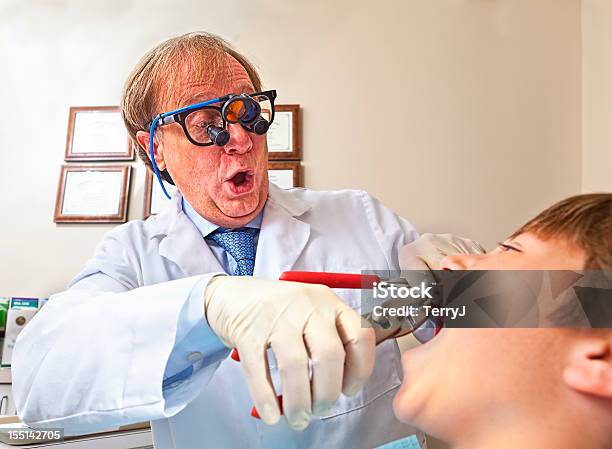 Crazy Стоматолог — стоковые фотографии и другие картинки Ужас - Ужас, Стоматолог, Стоматологический кабинет