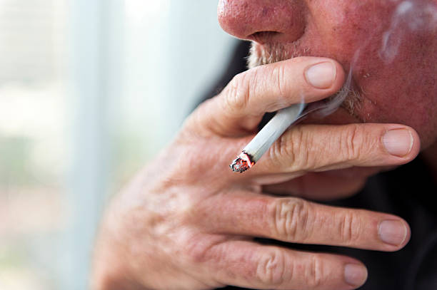 vieil homme fumeur - fumée photos et images de collection