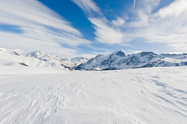 paisagem de montanha no dia de sol - estância de esqui imagens e fotografias de stock