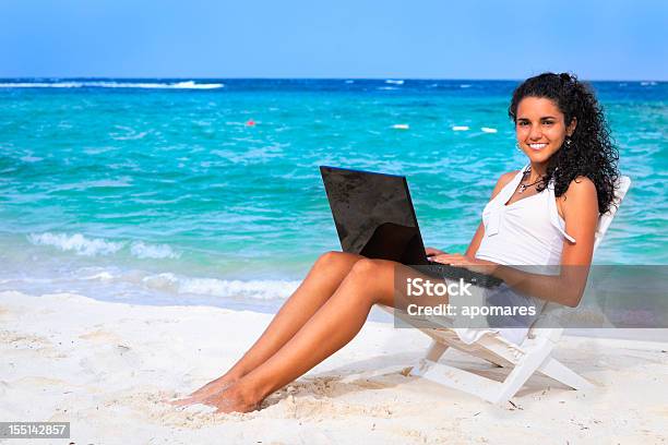 Młoda Kobieta Pracy Z Laptopa Na Tropikalnej Plaży Turkusowe - zdjęcia stockowe i więcej obrazów Plaża