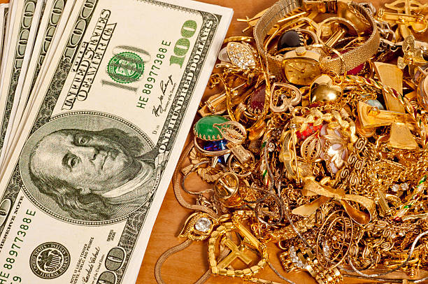 faça seu dinheiro de venda de joias de ouro - gold jewelry paper currency scrap metal - fotografias e filmes do acervo
