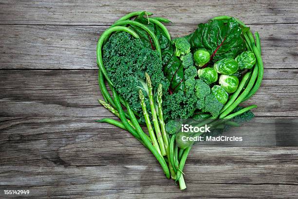 Photo libre de droit de Légumes Vert Coeur Sur Fond En Bois banque d'images et plus d'images libres de droit de Brocoli - Brocoli, Légume, Coeur - Symbole d'une idée