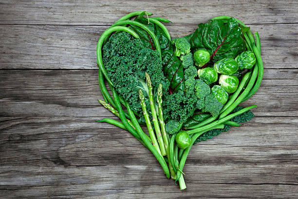 zöldségek - zöld szív alakú fa háttér - saláta brokkoli témájú stock jellegű vizuális alkotások, jogdíjmentes fotók és képek