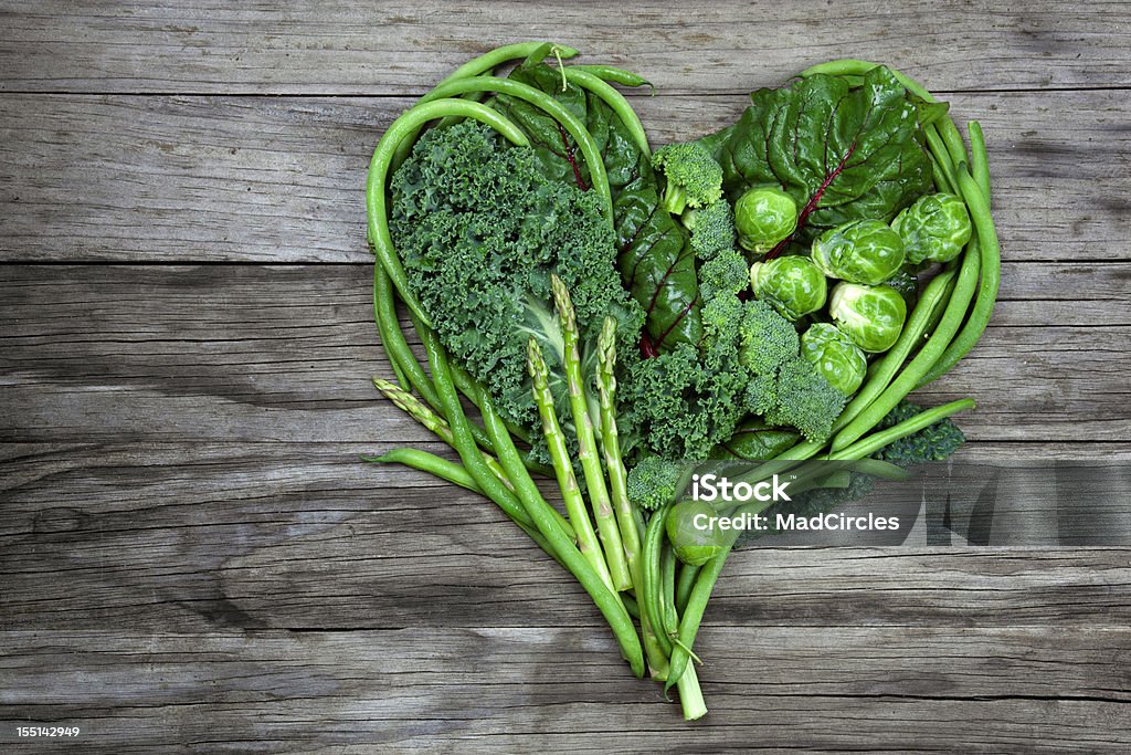 Legumes-verde forma de coração em fundo de madeira - Foto de stock de Brócolis royalty-free