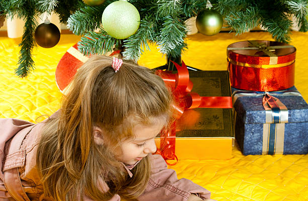 Niña durante Navidad - foto de stock