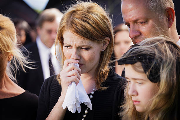 família em um funeral - funeral family sadness depression imagens e fotografias de stock