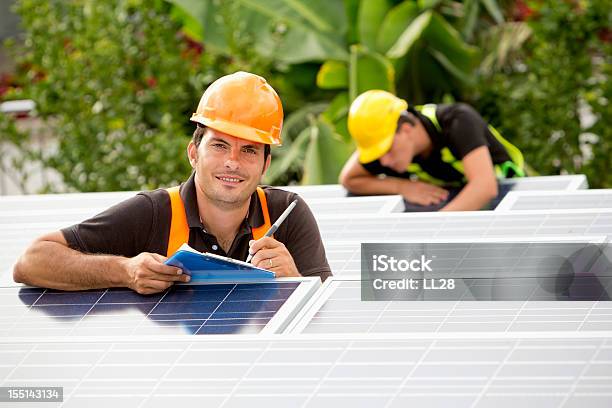 Orgullosos De Los Trabajadores Solar Foto de stock y más banco de imágenes de Instalar - Instalar, Panel Solar, Accesorio de cabeza