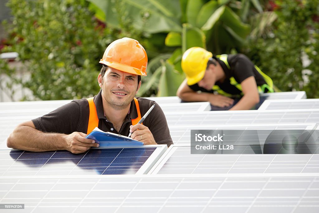 Orgoglioso lavoratori solare - Foto stock royalty-free di Installare